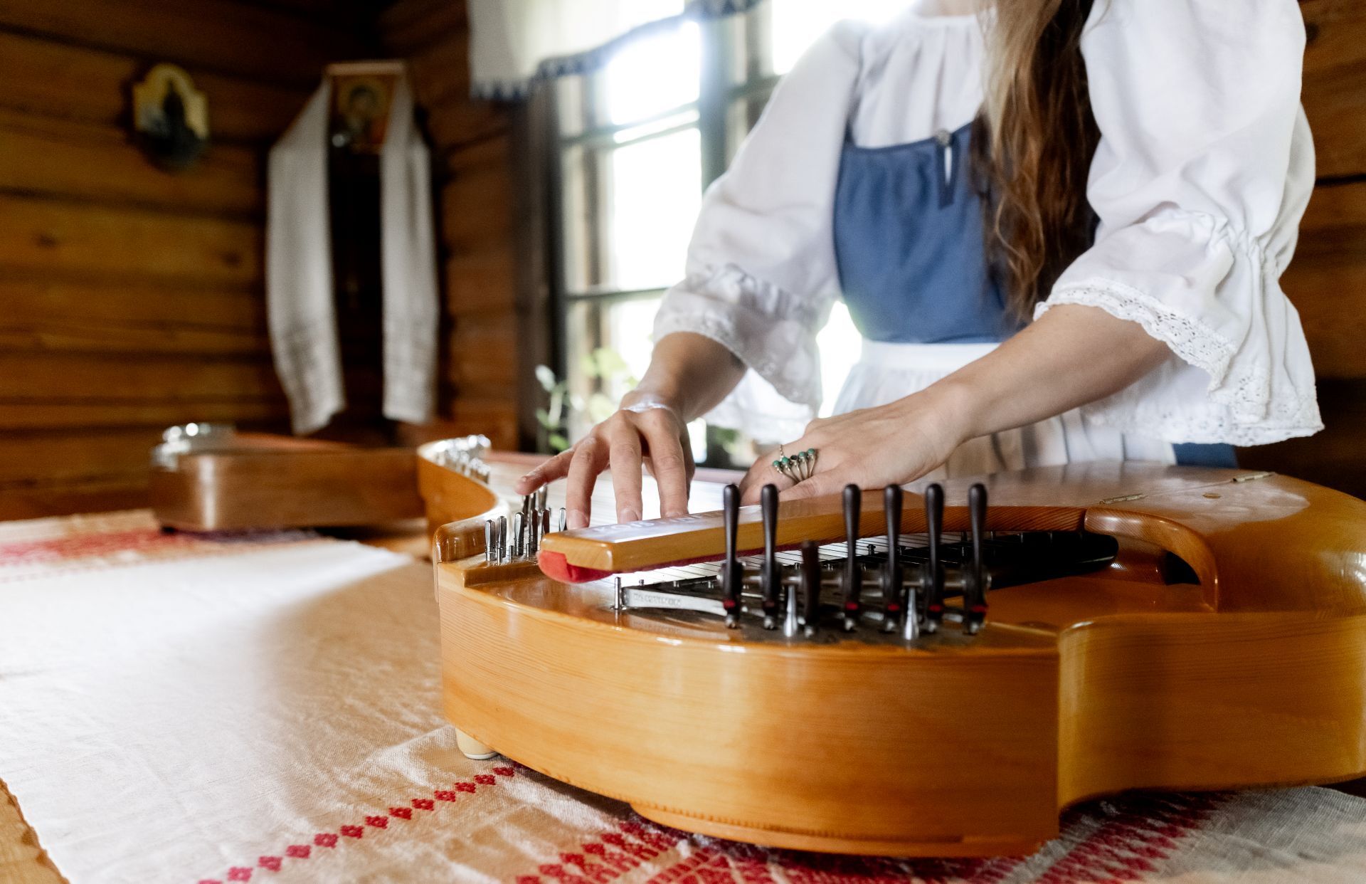 Nainen soittaa kannelta